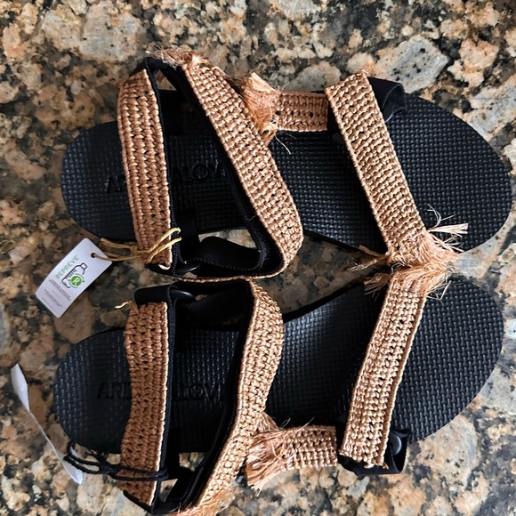 Arizona Love Raffia Trekky Sandals - Picture 5 of 7